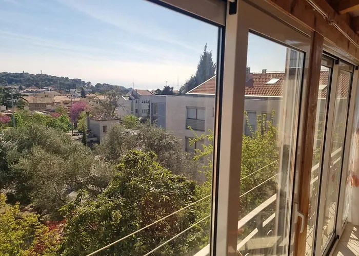 Greenview Apartment With Parking